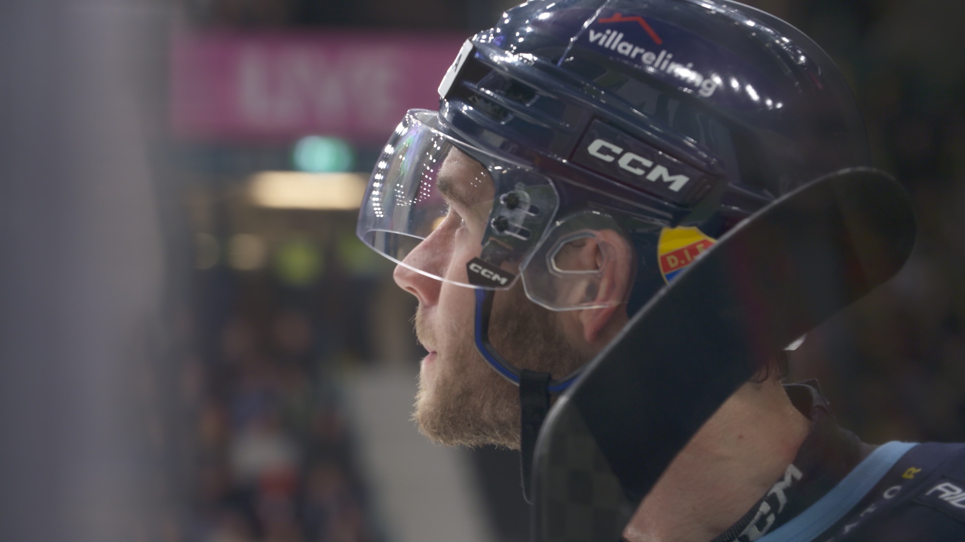 Nära porträtt av en hockeyspelare i Djurgården