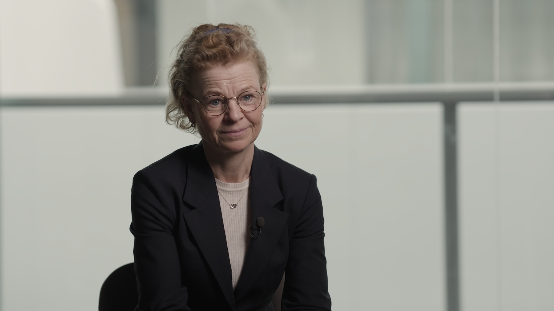 Intervjuporträtt i en ljus arkitektonisk miljö