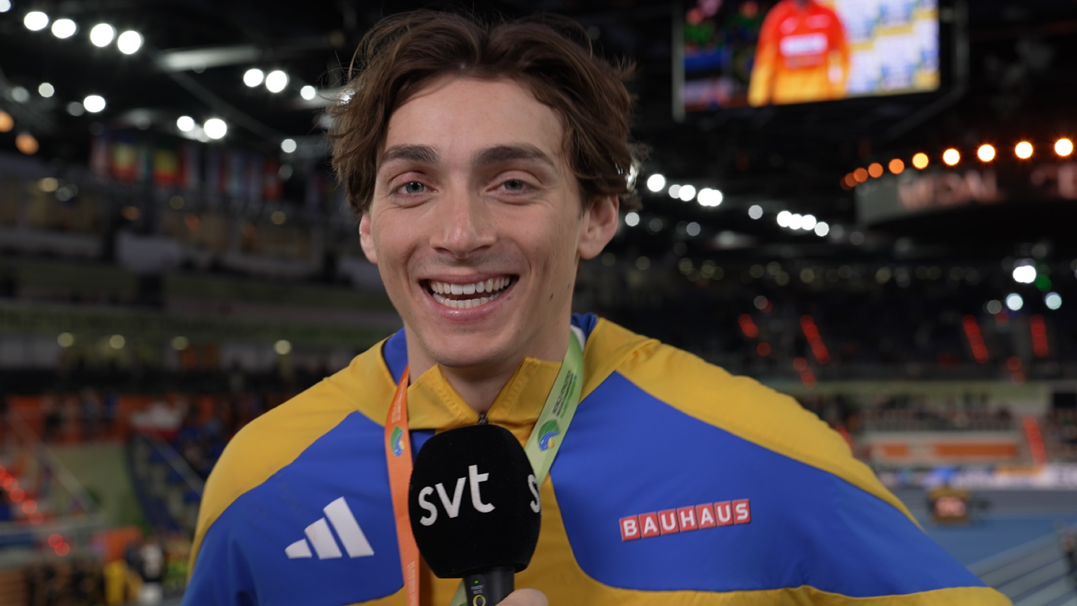 Armand Duplantis intervjuas efter tävling