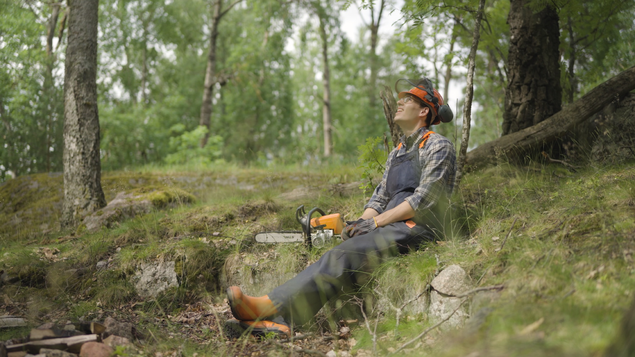 Skogsarbetare vilar i skogen