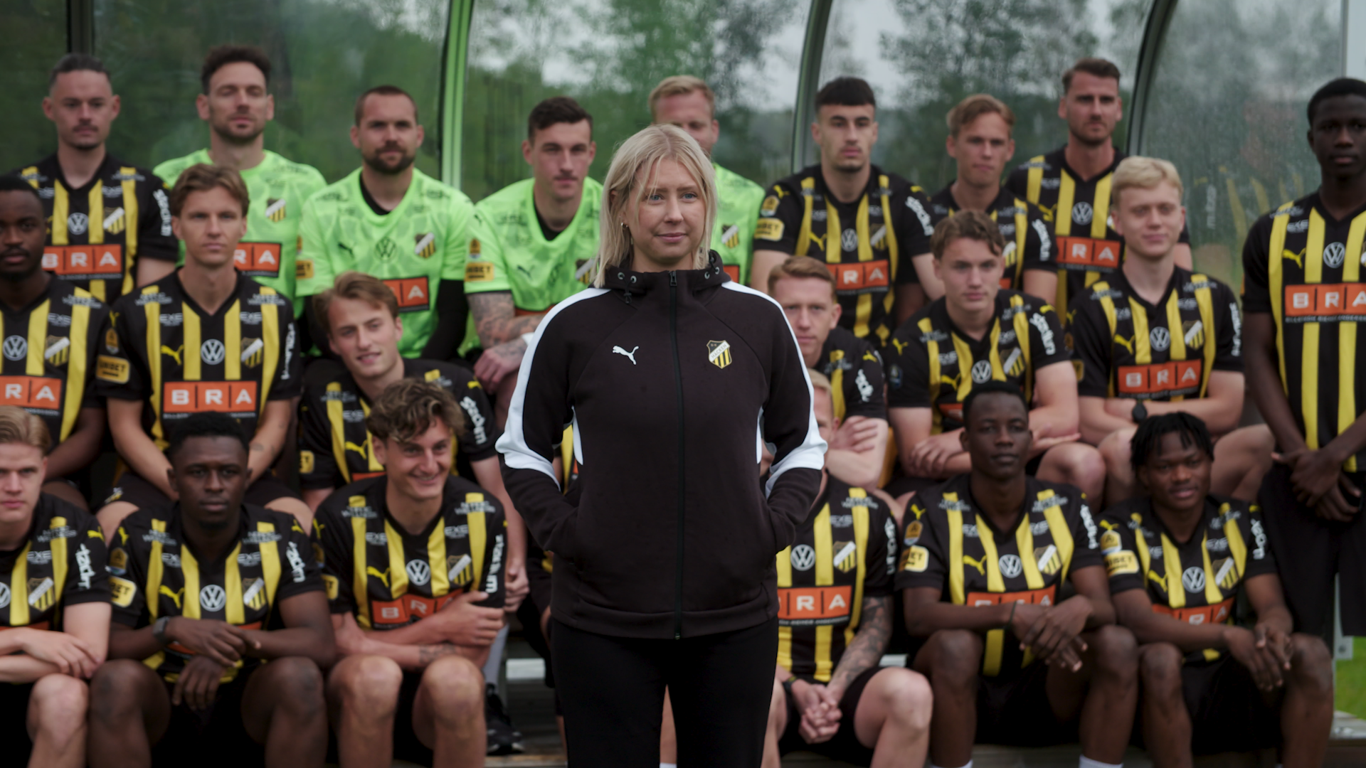 Fotbollslag samlat kring sin tränare