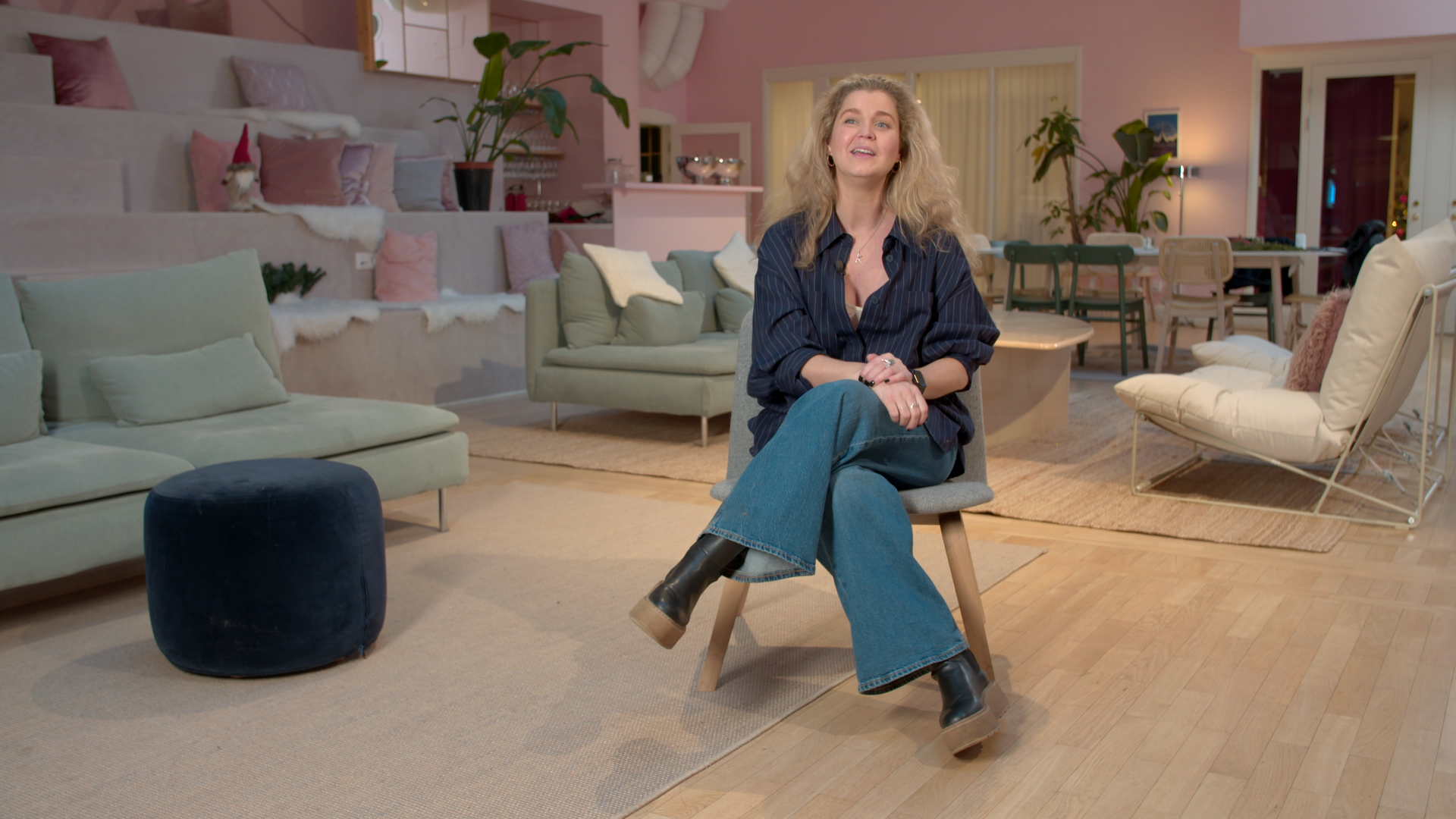 Intervjuporträtt i en varm rosa miljö